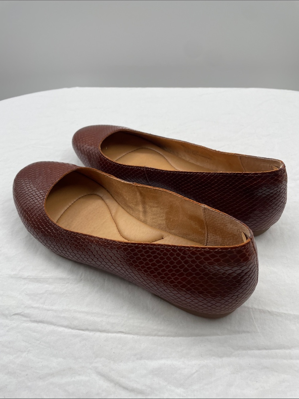 NEW! Born Hand Crafted Leather Dark Burgundy Textured Ballet Flats. 9M. - Picture 6 of 10